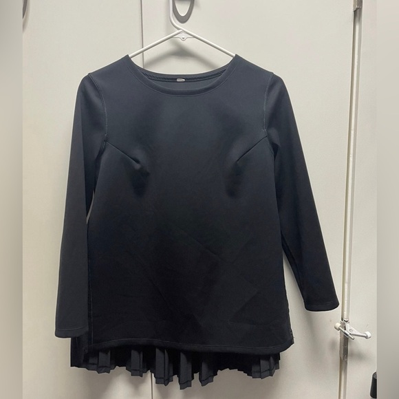 Lululemon Pleat On Long Sleeve Black size 4 or 6? - Picture 5 of 8